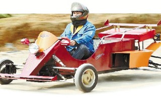 松陽男子6個(gè)月閉門造車 摩托車變身山寨F1(圖)